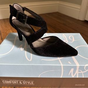 Life strides black velvet pump